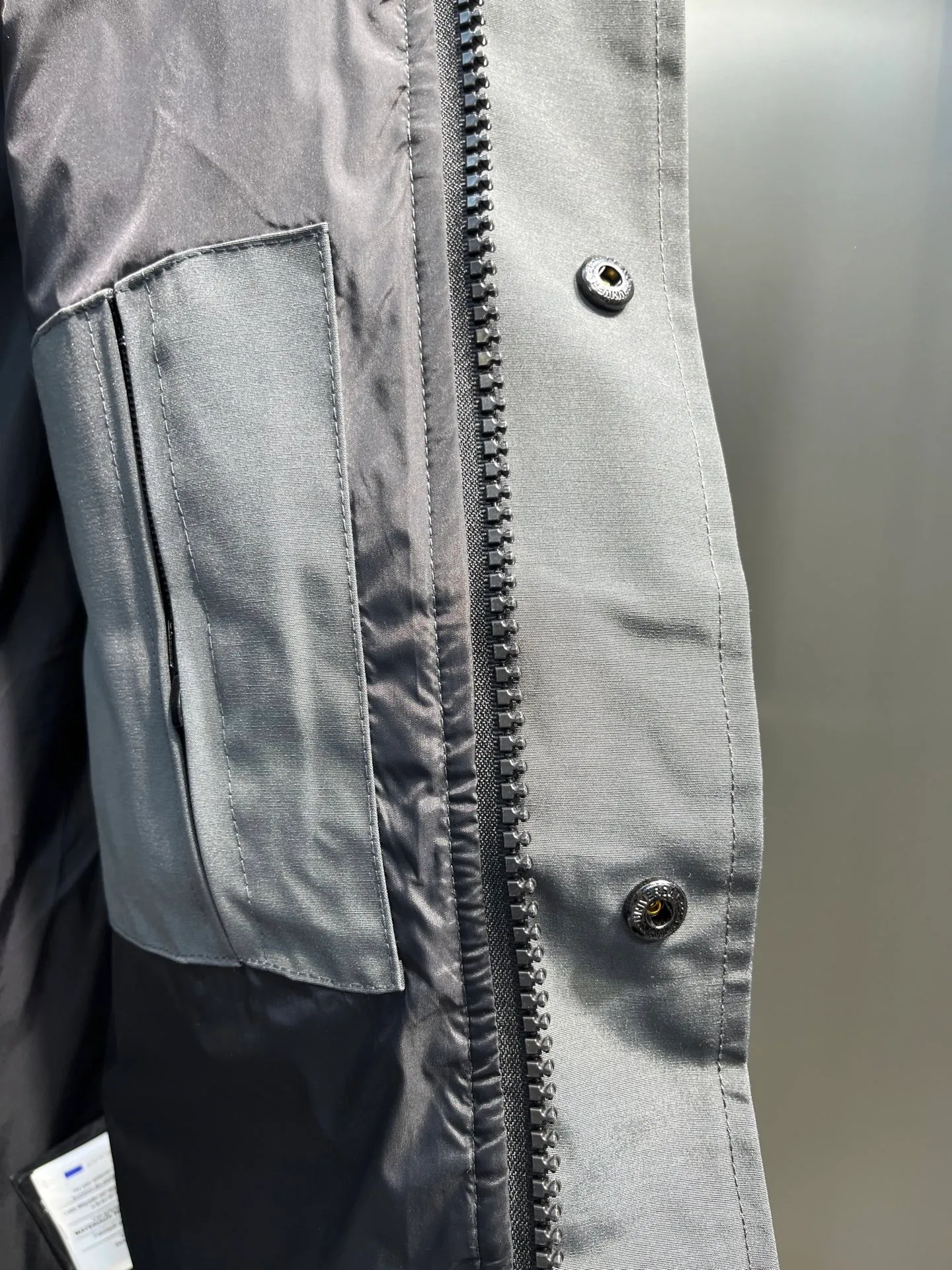P700 Goose 🌟17 styles of chest patch, same style for men and women, cold-resistant down jackets! The fur collar is detachable. The natural Siberian coyote fur collar has a delicate yet strong feel, which comes from the sense of life that comes from the erosion of wind and frost in nature. The market usually uses raccoon fur or fake fur instead, which is not even the slightest bit better! The collar part has cold-proof flannel, which is close to the head and neck, comfortable and warm! The fabric is made of high-density nano-level waterproof fabric, which is windproof and wear-resistant and has a certain thickness! The zipper is the official YKK brand! The waist has an elastic waistline design that can be adjusted according to yourself! There is also an anti-wind Velcro inside! Seamless threaded cuffs to avoid stiffening! In order to prevent cold wind from pouring in, a double closure design is adopted. On the premise of the traditional zipper fly, six Velcro fasteners are used for secondary closure, which brings better warmth retention effect. It retains the classic hooded design and uses super large luxurious wolf fur to protect against wind and cold. No matter how low the temperature is this winter, one piece is enough. I’ll give you the wind and temperature. Size: s-xl